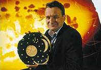 Dr. Harald Meller mit der Himmelsscheibe. (Foto: Juraj Lipták LDA Halle) Dr. Harald Meller mit der Himmelsscheibe. (Foto: Juraj Lipták LDA Halle)
