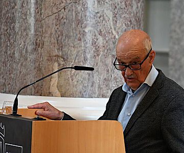 Als ehemaliger Erster Direktor der Römisch-Germanischen Kommission wusste Prof. Dr. Siegmar von Schnurbein mit persönlichen Anekdoten die frühen Jahre der Verbandsarbeit lebendig zu schildern