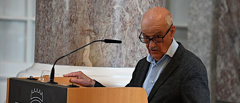 Als ehemaliger Erster Direktor der Römisch-Germanischen Kommission wusste Prof. Dr. Siegmar von Schnurbein mit persönlichen Anekdoten die frühen Jahre der Verbandsarbeit lebendig zu schildern Als ehemaliger Erster Direktor der Römisch-Germanischen Kommission wusste Prof. Dr. Siegmar von Schnurbein mit persönlichen Anekdoten die frühen Jahre der Verbandsarbeit lebendig zu schildern
