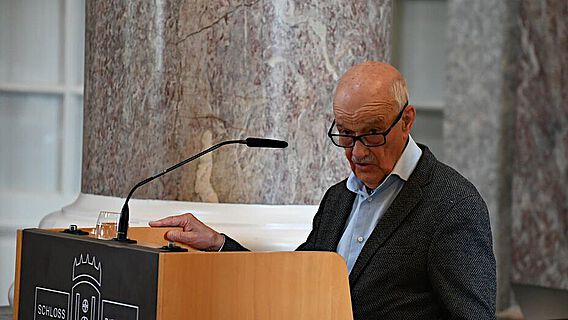 Als ehemaliger Erster Direktor der Römisch-Germanischen Kommission wusste Prof. Dr. Siegmar von Schnurbein mit persönlichen Anekdoten die frühen Jahre der Verbandsarbeit lebendig zu schildern