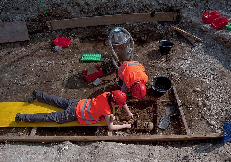 Studierende der Universität Basel legen unter fachkundiger Anleitung der Archäologischen Bodenforschung Skelette frei (Bild: Kanton Basel)