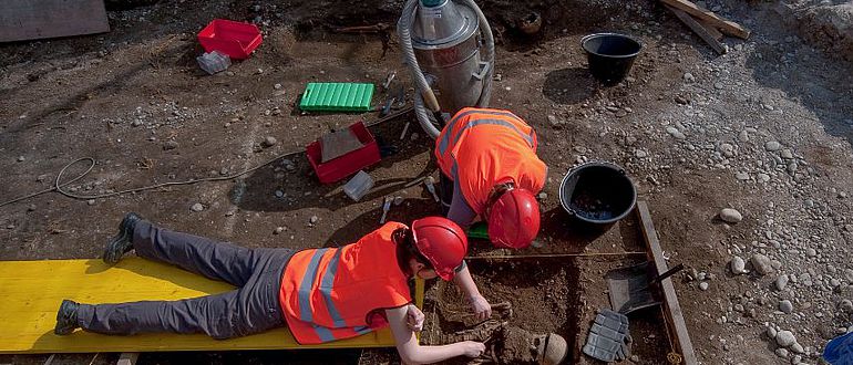 Studierende der Universität Basel legen unter fachkundiger Anleitung der Archäologischen Bodenforschung Skelette frei (Bild: Kanton Basel)