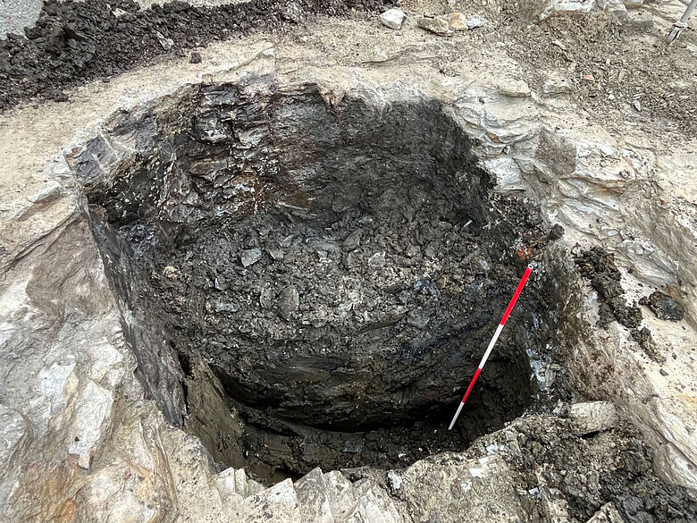 Mittelalterliche Latrine während der Ausgrabung