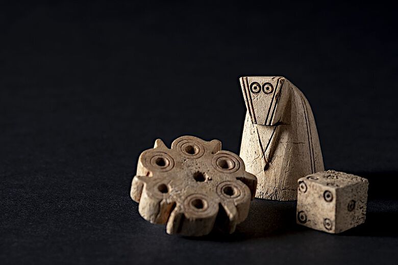 Schachfigur, Spielstein und Würfel des 11./12. Jahrhunderts. Funde der archäologischen Grabung 2022 am Burgstein