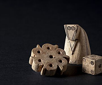 Schachfigur, Spielstein und Würfel des 11./12. Jahrhunderts. Funde der archäologischen Grabung 2022 am Burgstein