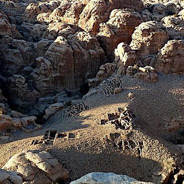 Von tiefen Schluchten umgeben, auf einem Hochplateau liegt die jungsteinzeitliche Siedlung von Ba`ja