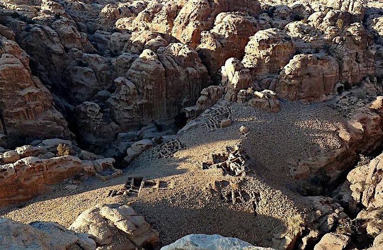 Von tiefen Schluchten umgeben, auf einem Hochplateau liegt die jungsteinzeitliche Siedlung von Ba`ja