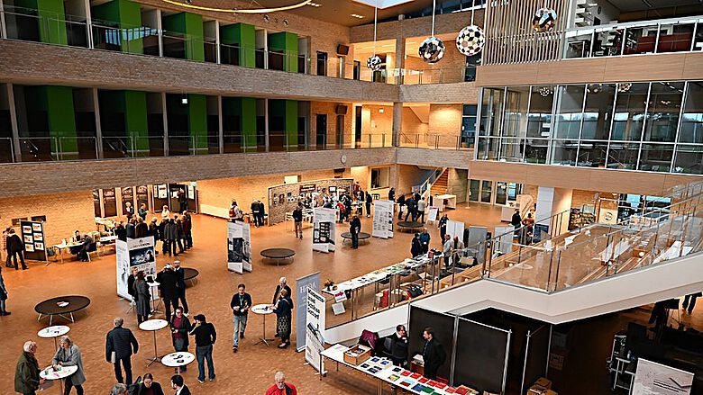Ein Blick in das Foyer der A.P. Møller Skolen zum Tag der Archäologie 2023