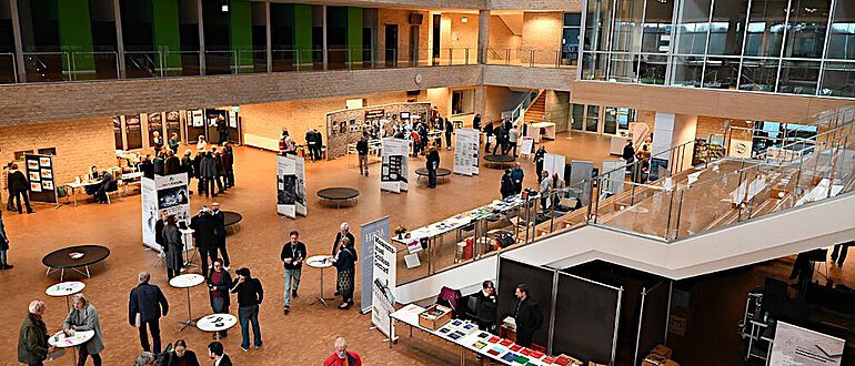 Ein Blick in das Foyer der A.P. Møller Skolen zum Tag der Archäologie 2023 Ein Blick in das Foyer der A.P. Møller Skolen zum Tag der Archäologie 2023