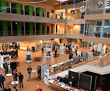 Ein Blick in das Foyer der A.P. Møller Skolen zum Tag der Archäologie 2023