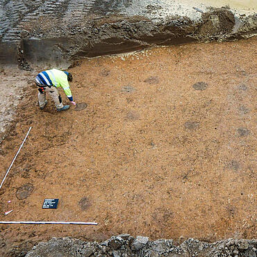 Grabungsarbeiter Lukas Wolff beim Anriss der Befunde eines Sechspfostenspeichers