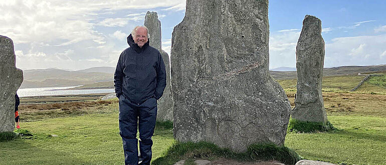 Johannes Müller am urgeschichtlichen Steinkreis von Callanish auf der Insel Lewis/Schottland (Foto: © privat) Johannes Müller am urgeschichtlichen Steinkreis von Callanish auf der Insel Lewis/Schottland (Foto: © privat)