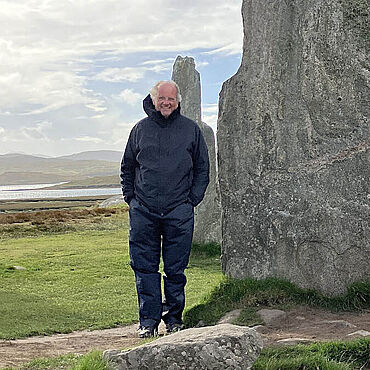 Johannes Müller am urgeschichtlichen Steinkreis von Callanish auf der Insel Lewis/Schottland (Foto: © privat) Johannes Müller am urgeschichtlichen Steinkreis von Callanish auf der Insel Lewis/Schottland (Foto: © privat)