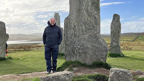 Johannes Müller am urgeschichtlichen Steinkreis von Callanish auf der Insel Lewis/Schottland (Foto: © privat) Johannes Müller am urgeschichtlichen Steinkreis von Callanish auf der Insel Lewis/Schottland (Foto: © privat)