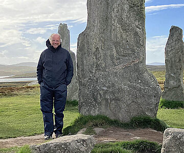 Johannes Müller am urgeschichtlichen Steinkreis von Callanish auf der Insel Lewis/Schottland (Foto: © privat)