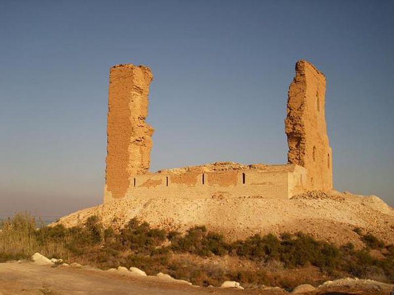 Das teilrestaurierte, am Seeufer gelegene Praetorium, Teil der Stadtbefestigung von Barbalissos durch Kaiser Justinian I.