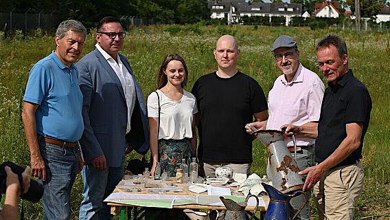 Bürgermeister Geza Krebs-Wetzl (Griesheim), Geschäftsführer Jens Gottwald (SEGG), Iwona und Joachim Juraszek (AAB Archäologie), Bezirksarchäologe Dr. des. Thomas Becker (hessenARCHÄOLOGIE), Oliver Loem (Griesheim, Stadtentwicklung)