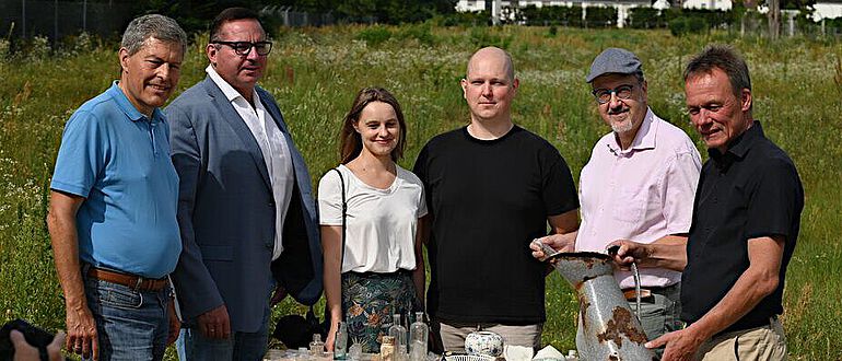 Bürgermeister Geza Krebs-Wetzl (Griesheim), Geschäftsführer Jens Gottwald (SEGG), Iwona und Joachim Juraszek (AAB Archäologie), Bezirksarchäologe Dr. des. Thomas Becker (hessenARCHÄOLOGIE), Oliver Loem (Griesheim, Stadtentwicklung) Bürgermeister Geza Krebs-Wetzl (Griesheim), Geschäftsführer Jens Gottwald (SEGG), Iwona und Joachim Juraszek (AAB Archäologie), Bezirksarchäologe Dr. des. Thomas Becker (hessenARCHÄOLOGIE), Oliver Loem (Griesheim, Stadtentwicklung)