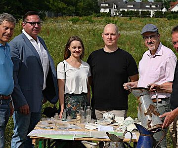 Bürgermeister Geza Krebs-Wetzl (Griesheim), Geschäftsführer Jens Gottwald (SEGG), Iwona und Joachim Juraszek (AAB Archäologie), Bezirksarchäologe Dr. des. Thomas Becker (hessenARCHÄOLOGIE), Oliver Loem (Griesheim, Stadtentwicklung)