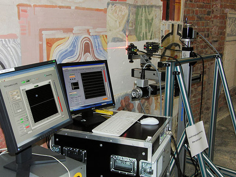 Der mobile Scanner im Einsatz an einer Testwand. Per Software wird die Struktur der verdeckten Malereien sichtbar gemacht. (© Fraunhofer IWS)
