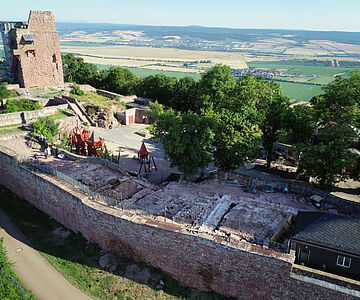 Grabungsfläche auf der Kyffhäuser Oberburg