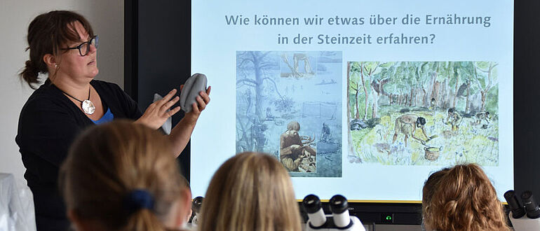 An ihrem Besuchstag im archäo:labor erfahren die Jungen und Mädchen der Klassenstufen 5 bis 7 auch, wie Archäologinnen und Archäologen herausfinden, was die Menschen in der Jungsteinzeit gegessen haben