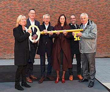 Übergabe des symbolischen Schlüssels für das Leibniz-Zentrum für Archäologie (LEIZA)