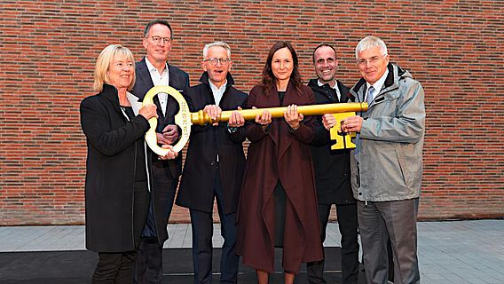 Übergabe des symbolischen Schlüssels für das Leibniz-Zentrum für Archäologie (LEIZA)