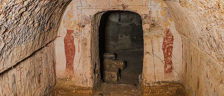Die unterirdischen Grabkammern der Pyramide von Königin Khennuwa in Meroe