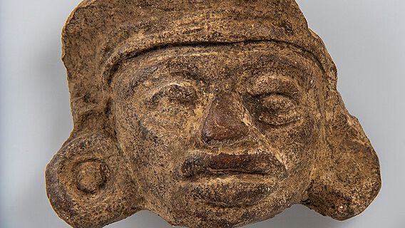 Fragment eines Kopfes bzw. einer Gesichtsmaske mit Kopfschmuck aus dem Hochtal Mexikos