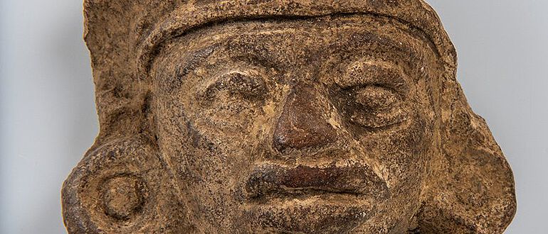 Fragment eines Kopfes bzw. einer Gesichtsmaske mit Kopfschmuck aus dem Hochtal Mexikos
