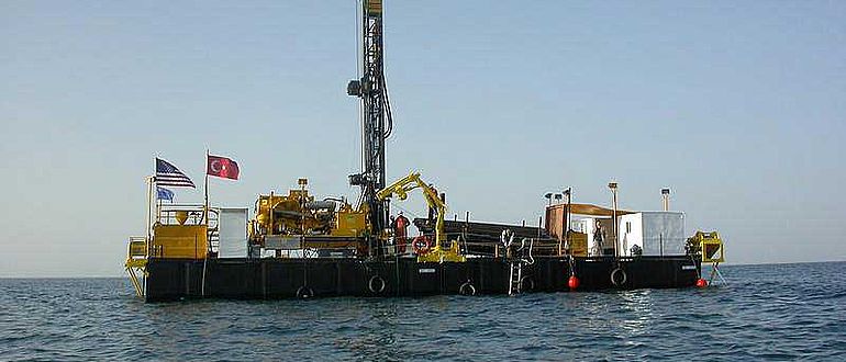 Die Bohrplattform auf dem Vansee. (Foto: Uni Bonn)