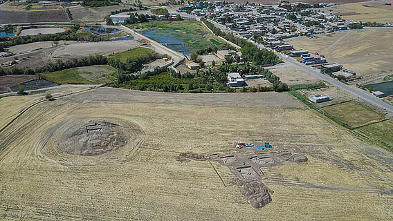Luftbild: Gird-î Kazhaw in der Abenddämmerung Luftbild: Gird-î Kazhaw in der Abenddämmerung