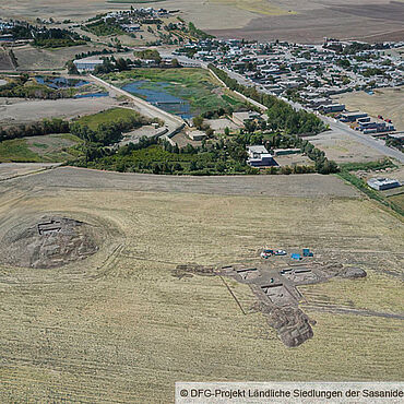 Luftbild: Gird-î Kazhaw in der Abenddämmerung Luftbild: Gird-î Kazhaw in der Abenddämmerung