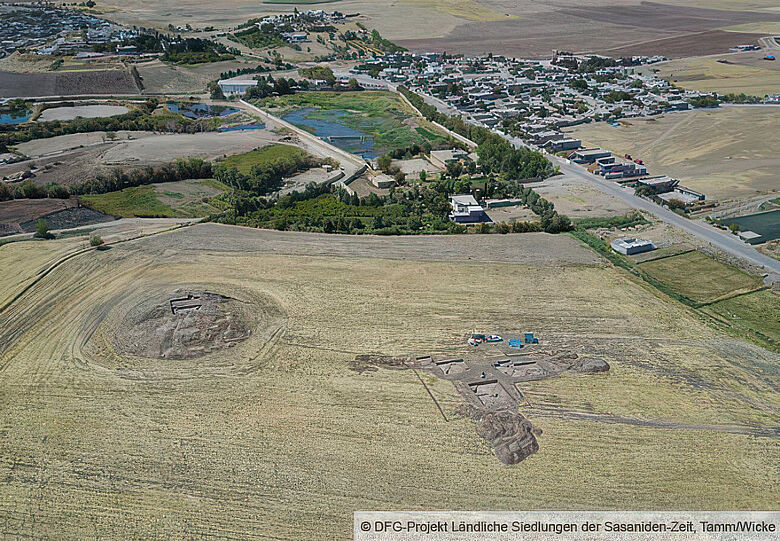 Luftbild: Gird-î Kazhaw in der Abenddämmerung