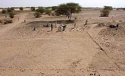 Abfallhügel mit Eisenschlacke (hinten links), Reste der Stadtmauer (vorn rechts). (Foto: P. Wolf) Abfallhügel mit Eisenschlacke (hinten links), Reste der Stadtmauer (vorn rechts). (Foto: P. Wolf)