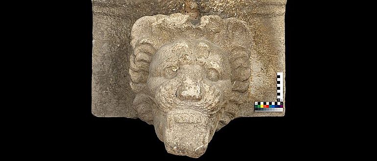 Der bedeutende Neufund wurde vom Grabungsleiter, Prof. Dr. Jon Albers, gemeinsam mit dem Leiter des archäologischen Parks von Selinunt, Dr. Felice Crescente, und dem ersten Direktor des DAI Rom, Prof. Dr. Ortwin Dally, der Öffentlichkeit präsentiert