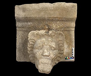 Der bedeutende Neufund wurde vom Grabungsleiter, Prof. Dr. Jon Albers, gemeinsam mit dem Leiter des archäologischen Parks von Selinunt, Dr. Felice Crescente, und dem ersten Direktor des DAI Rom, Prof. Dr. Ortwin Dally, der Öffentlichkeit präsentiert