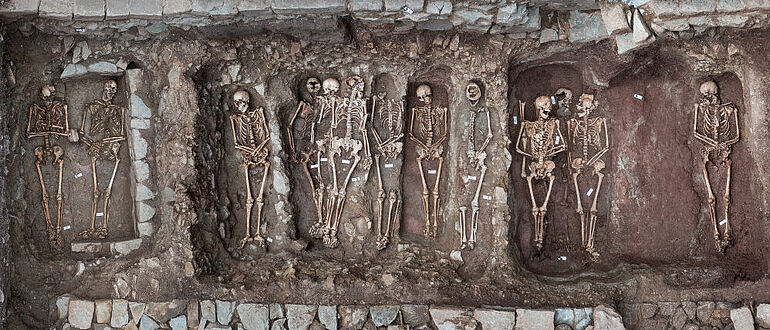 Kreuzgang mit mittelalterlichen Bestattungen