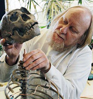 Präparator Werner Beckmann bereitet das Skelett des weltweit bekannten "Turkana Boy" für die Ausstellung vor. (Foto: LWL/Oblonczyk)