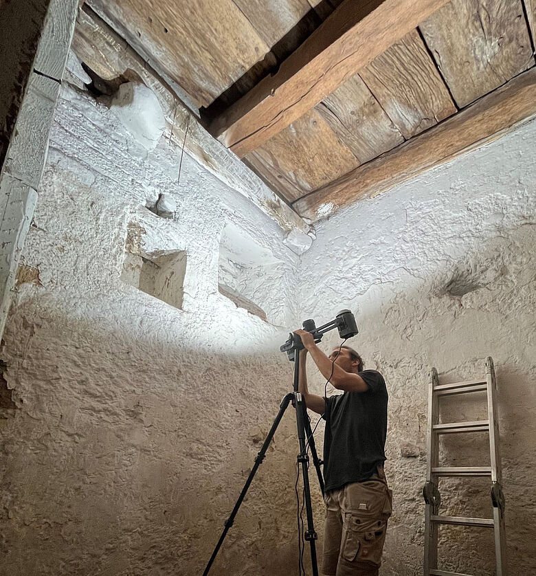 Dokumentation der in der Konstanzer Kellerdecke verbauten Schiffsbohlen Dokumentation der in der Konstanzer Kellerdecke verbauten Schiffsbohlen