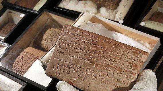 Auf solchen Keilschrifttafeln, wie hier aus Nippur, finden sich akkadische Texte, die im neuen Projekt unter Jenaer Leitung zusammengetragen und analysiert werden. (Foto: Jan-Peter Kasper/FSU)