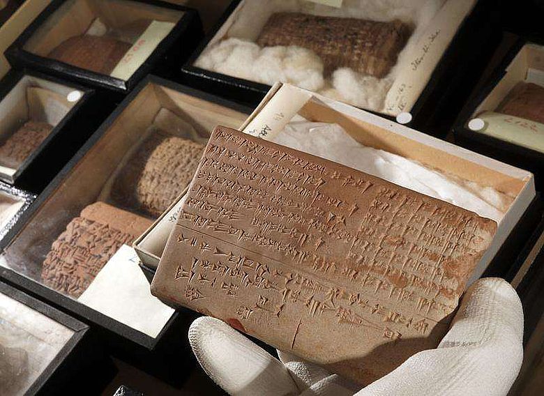 Auf solchen Keilschrifttafeln, wie hier aus Nippur, finden sich akkadische Texte, die im neuen Projekt unter Jenaer Leitung zusammengetragen und analysiert werden. (Foto: Jan-Peter Kasper/FSU)