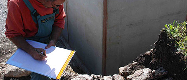 Baugrube im Grabhügel