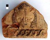 Stirnziegel des Tempeldaches mit Darstellung eines Löwen. (Foto: Inst. Arch. Wiss. RUB) Stirnziegel des Tempeldaches mit Darstellung eines Löwen. (Foto: Inst. Arch. Wiss. RUB)
