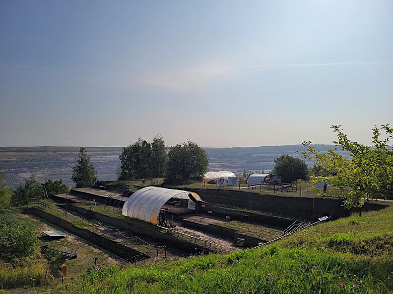 Blick auf die Ausgrabung am ehemaligen Tagebau Schöningen