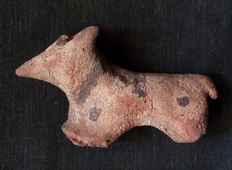 Bemalte Hundefigurine aus Ton aus der 18. Dynastie