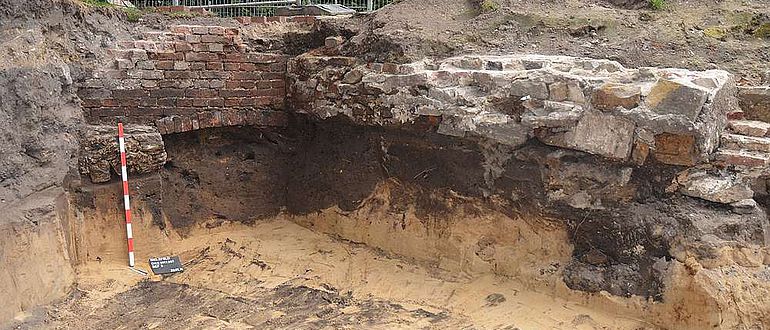 Gebäudereste auf der Füllschicht des 19./20. Jahrhunderts