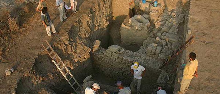 Bei den Grabungen in der Unterstadt von Troia im Sommer 2010 werden unter Häusern aus römischer und hellenistischer Zeit bronzezeitliche Schichten freigelegt (Foto: Gebhard Bieg, Universität Tübingen)