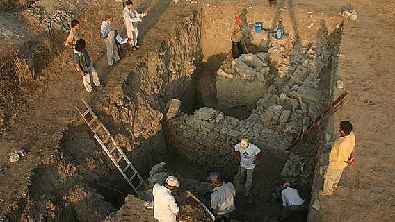 Bei den Grabungen in der Unterstadt von Troia im Sommer 2010 werden unter Häusern aus römischer und hellenistischer Zeit bronzezeitliche Schichten freigelegt (Foto: Gebhard Bieg, Universität Tübingen)